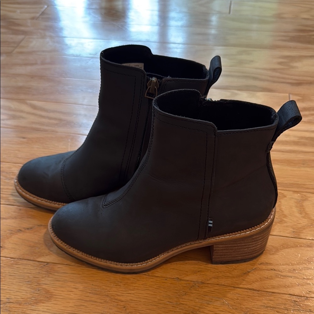 TOMS Classic Black Chelsea Style Boots